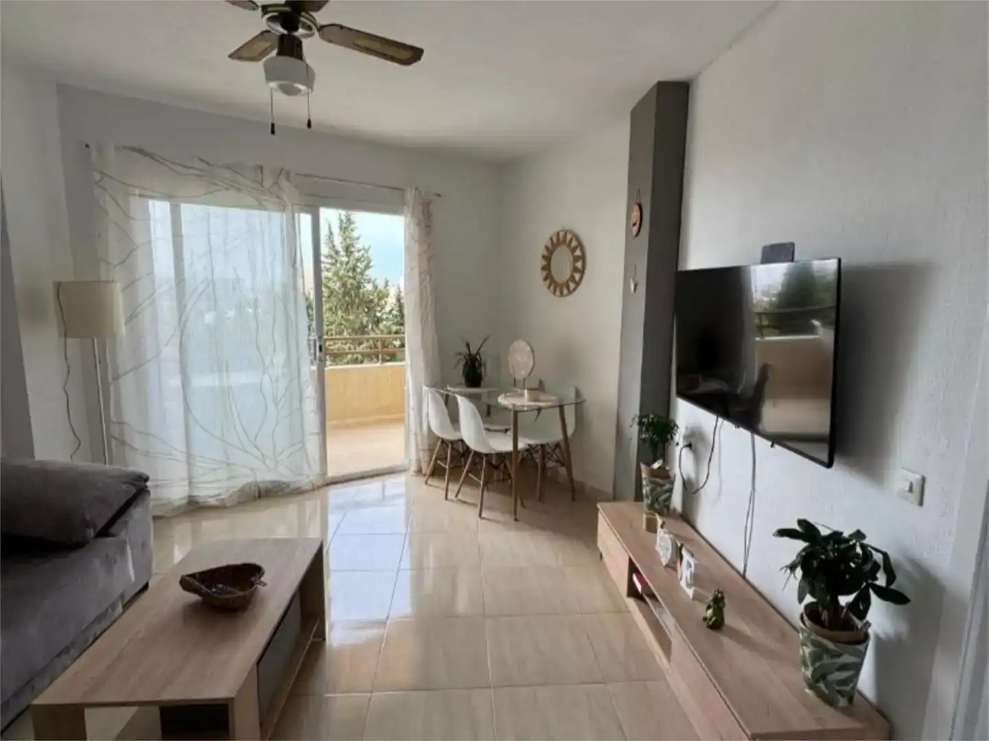 Sala d'estar de Pis de lloguer en Torremolinos amb Piscina i Balcó