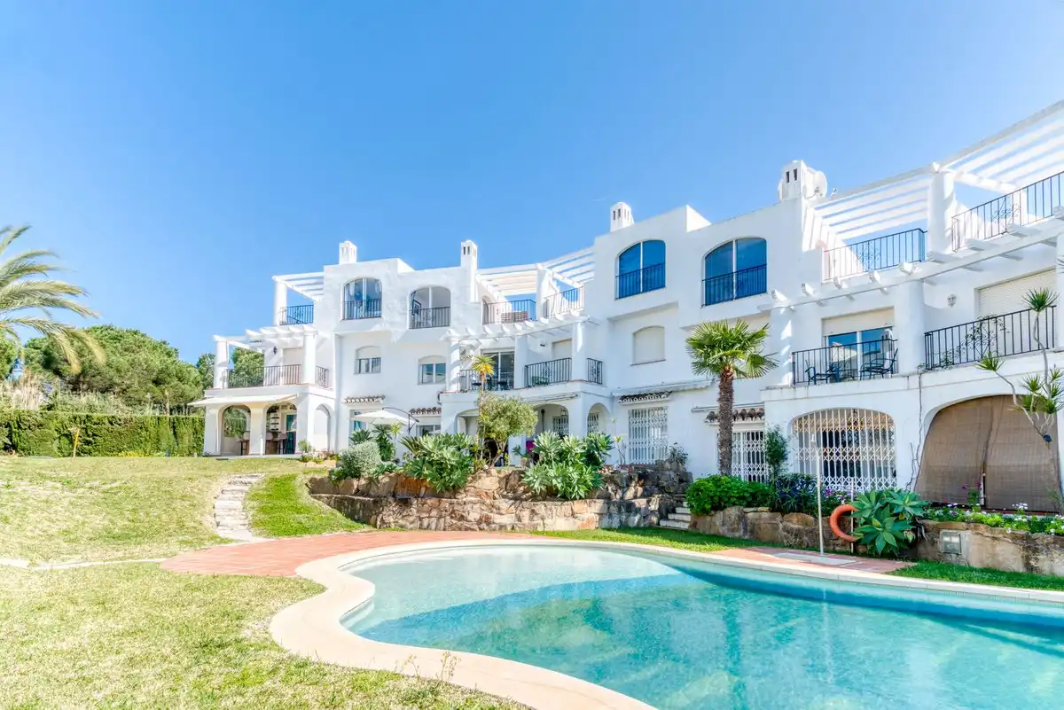 Außenansicht von Einfamilien-Reihenhaus zum Verkauf in Manilva mit Klimaanlage, Terrasse und Gemeinschaftspool