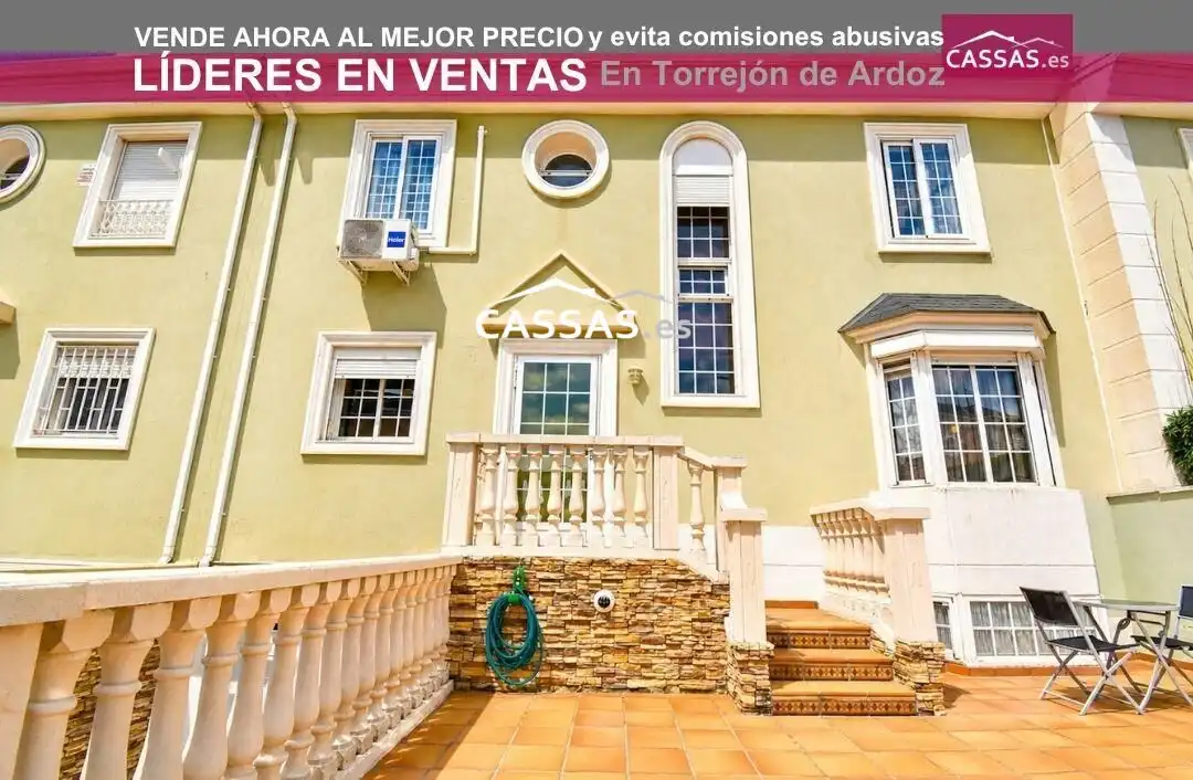 Außenansicht von Einfamilien-Reihenhaus zum Verkauf in Torrejón de Ardoz mit Klimaanlage, Heizung und Terrasse