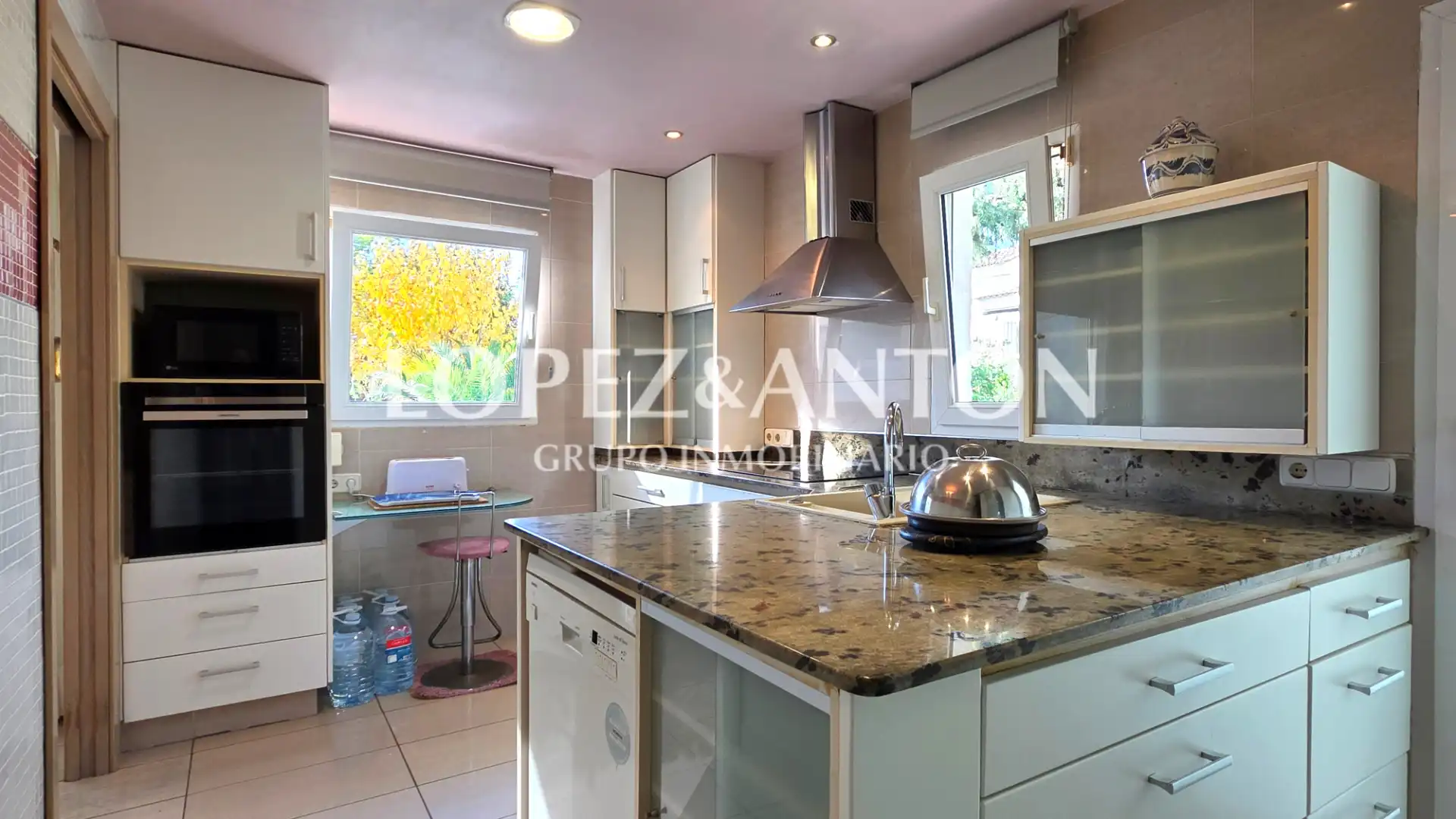Kitchen of Houses for sale in L'Eliana  with Air Conditioner, Private garden and Terrace
