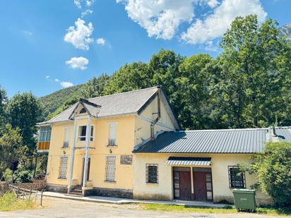 Vista exterior de Finca rústica en venda en Canfranc amb Terrassa i Balcó