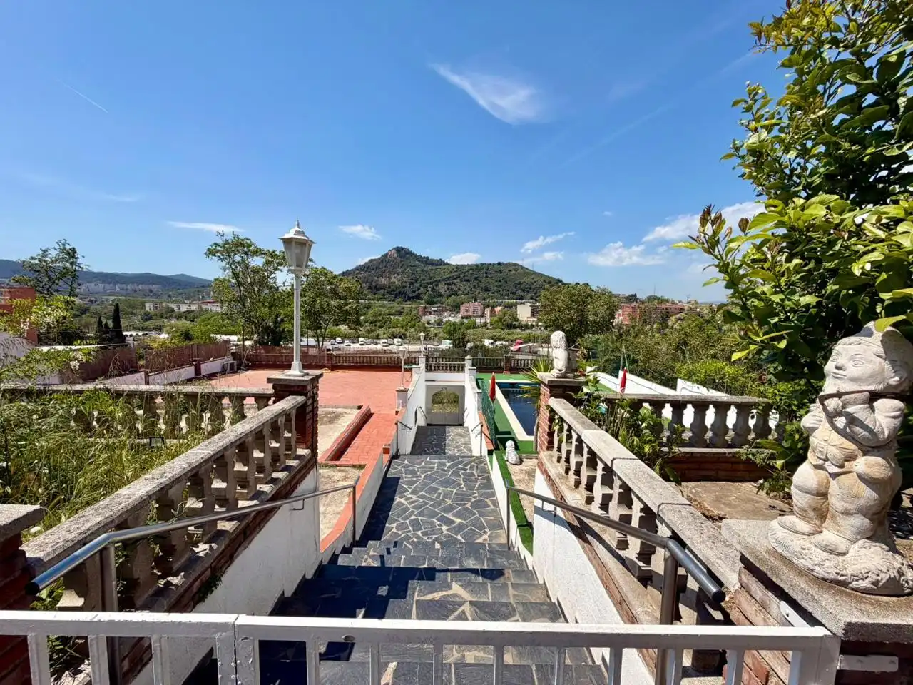Vista exterior de Casa o xalet en venda en Montcada i Reixac amb Aire condicionat, Calefacció i Jardí privat