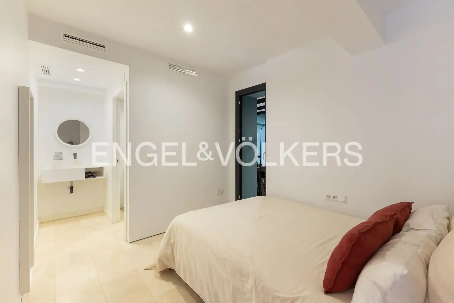 Bedroom of Flat for rent in Valencia  with Air Conditioner, Heating and Terrace