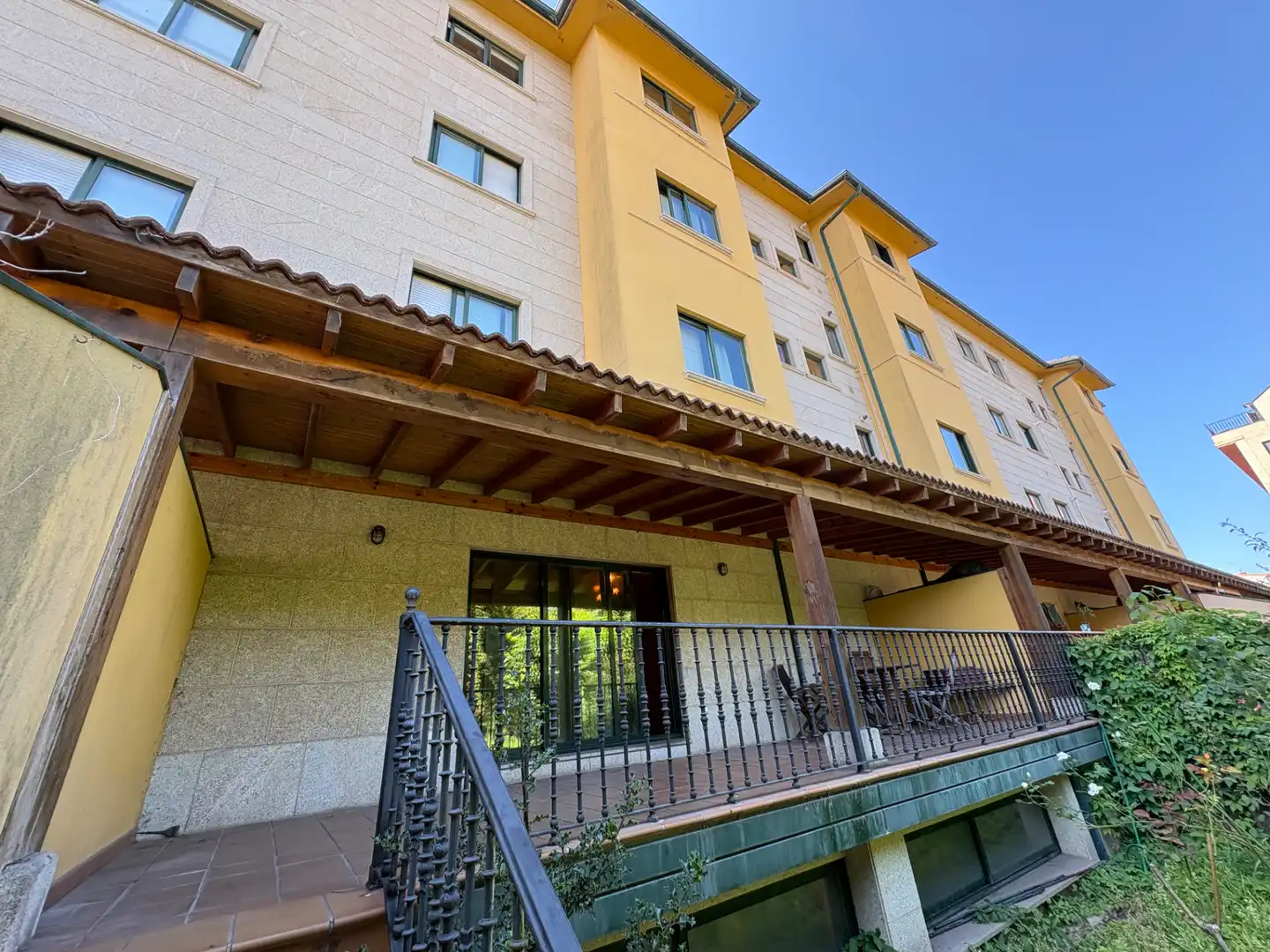 Außenansicht von Wohnung zum Verkauf in Oleiros mit Heizung, Privatgarten und Parkett