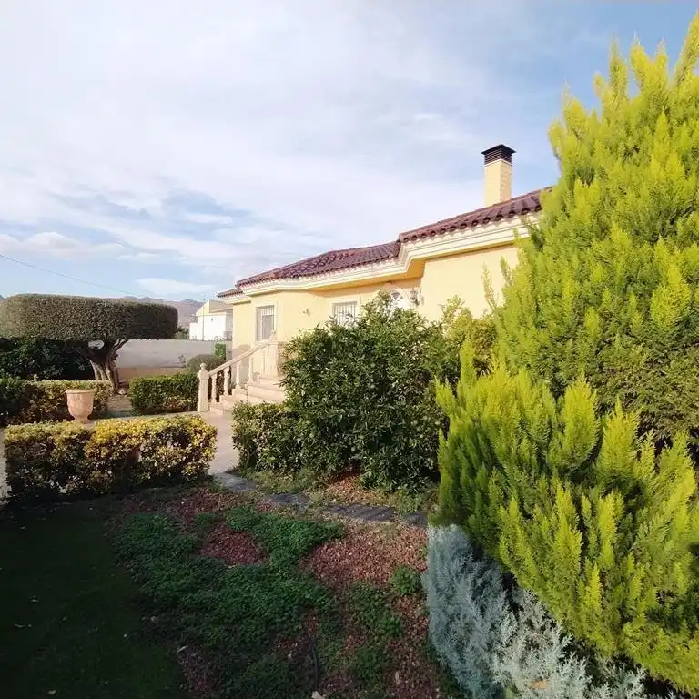 Vista exterior de Casa o xalet en venda en Orihuela amb Aire condicionat, Jardí privat i Terrassa