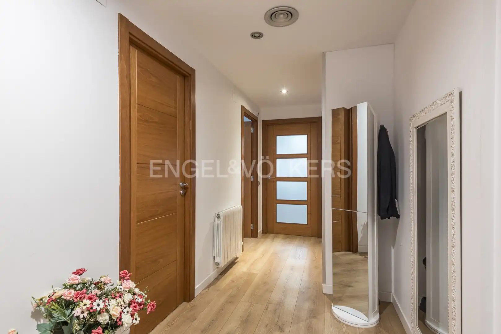 Wohnung zum Verkauf in Barcelona mit Klimaanlage, Heizung und Privatgarten