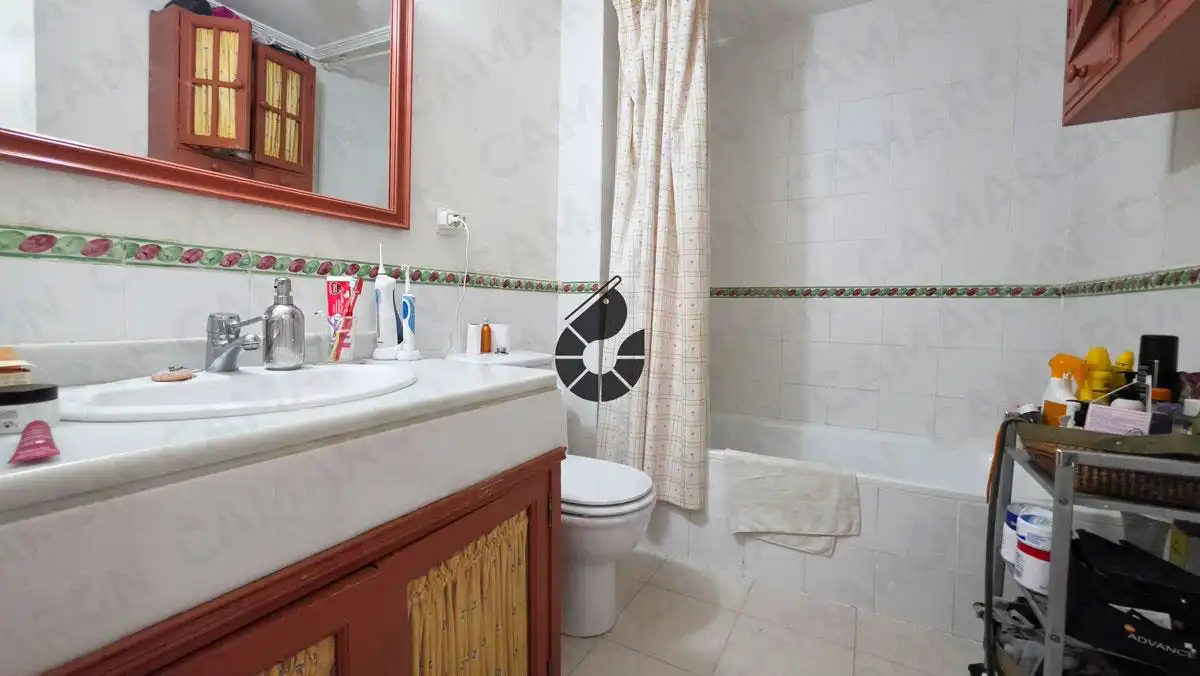 Baño de Casa adosada en venta en Mairena del Aljarafe con Aire acondicionado, Jardín privado y Trastero