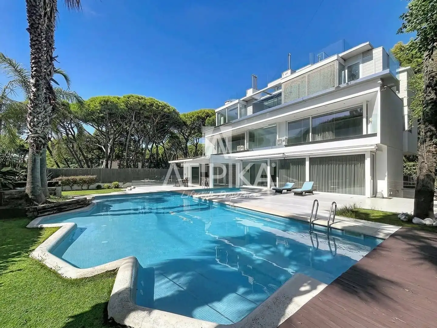 House with pool for sale in La Pineda