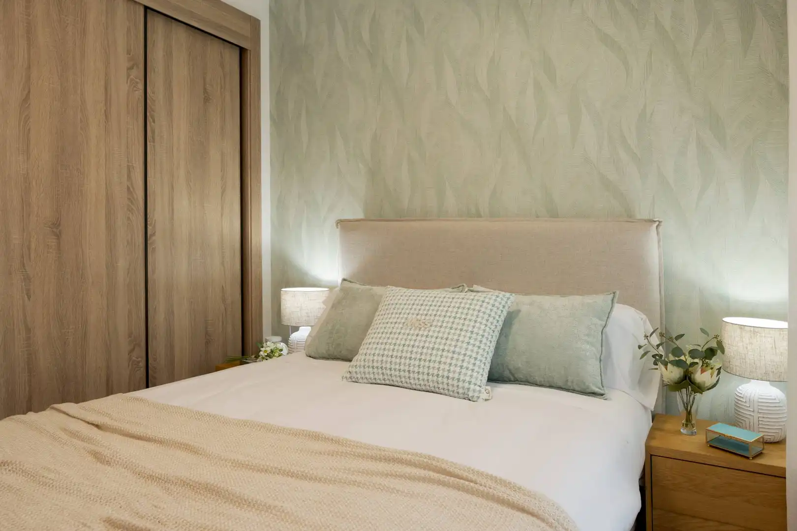 Habitación de Casa adosada en venta en Istán con Aire acondicionado, Calefacción y Jardín privado