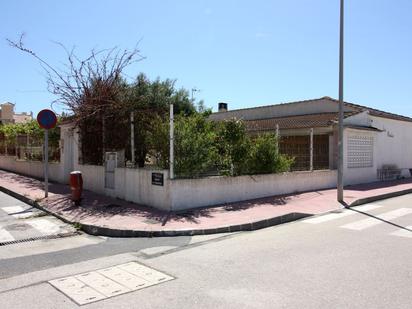 Vista exterior de Casa o xalet en venda en Guardamar del Segura amb Terrassa i Piscina