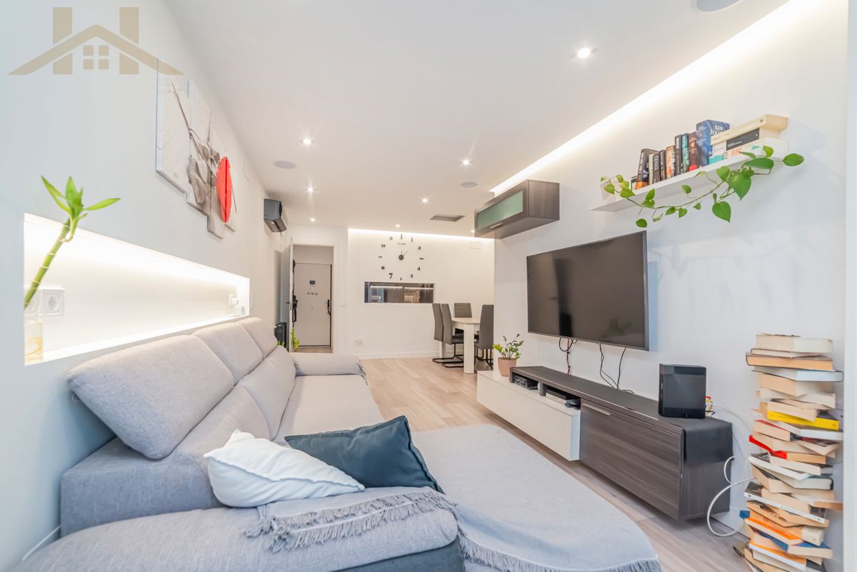 Living room of Flat for sale in Fuenlabrada  with Air Conditioner, Heating and Parquet flooring