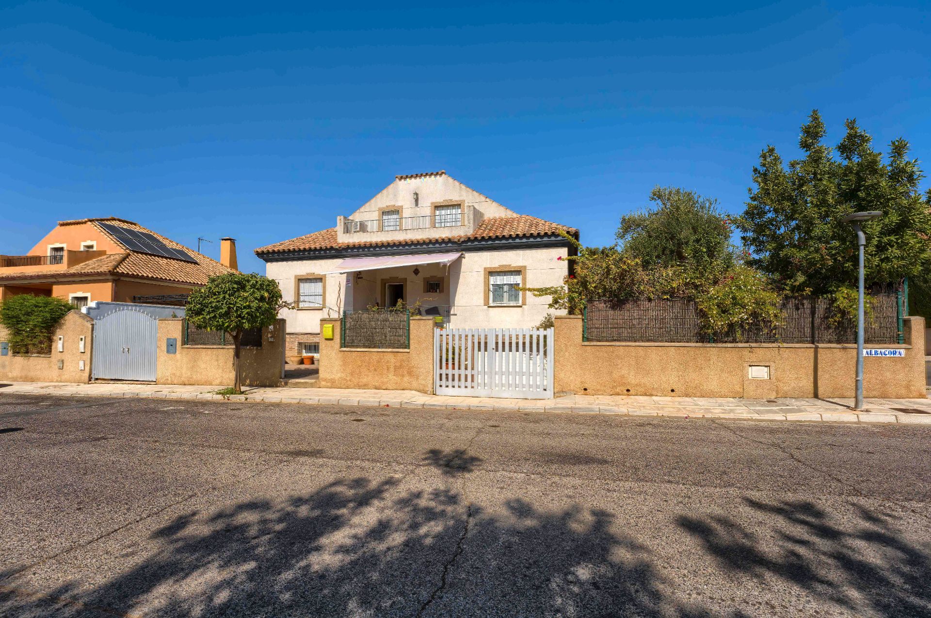 Vista exterior de Casa o xalet en venda en Almensilla amb Aire condicionat, Calefacció i Jardí privat