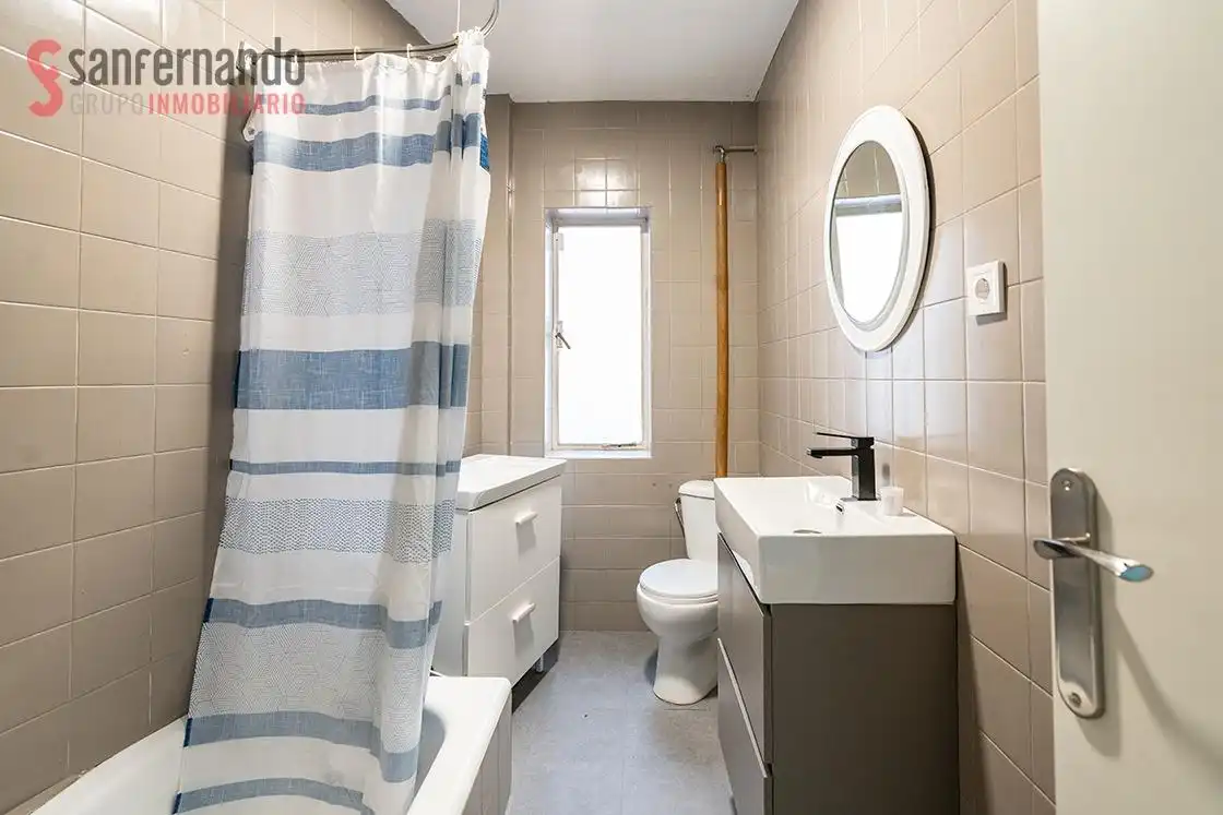 Baño de Piso en venta en Torrelavega  con Parquet, Terraza y Amueblado