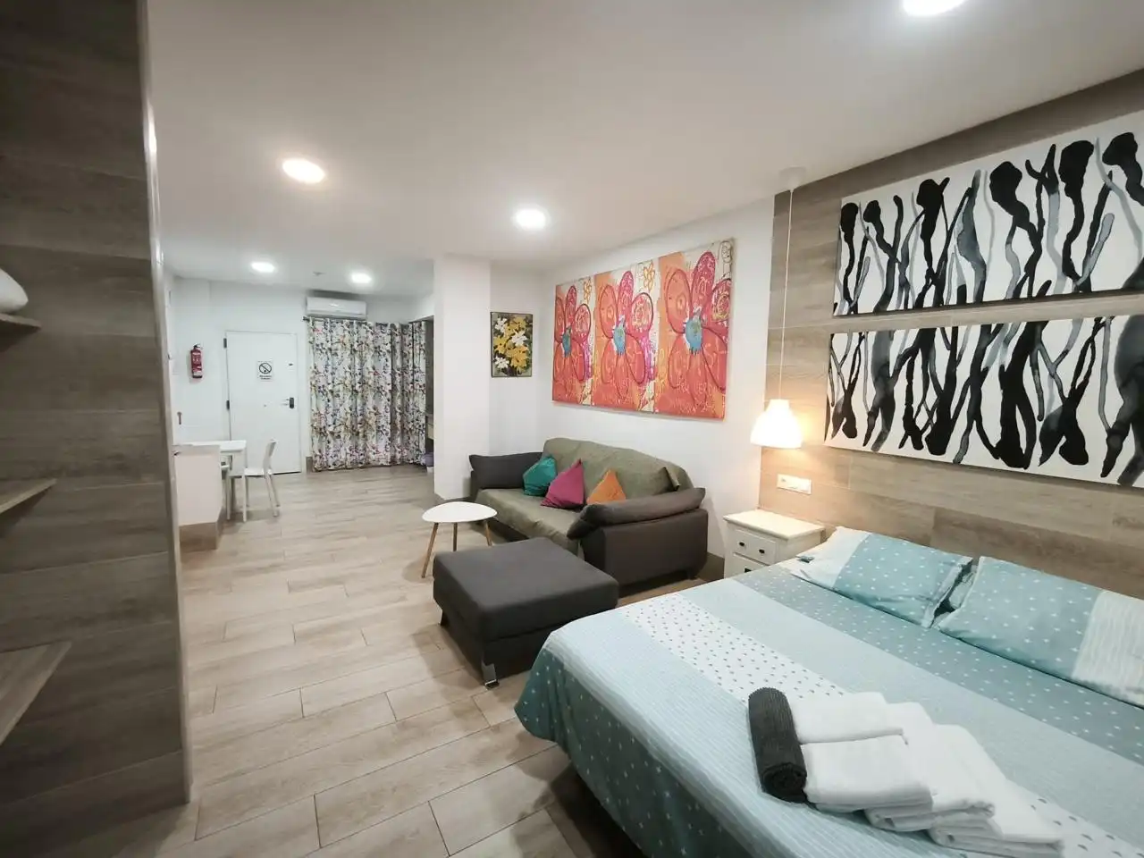 Sala d'estar de Estudi de lloguer en Málaga amb Aire condicionat i Moblat