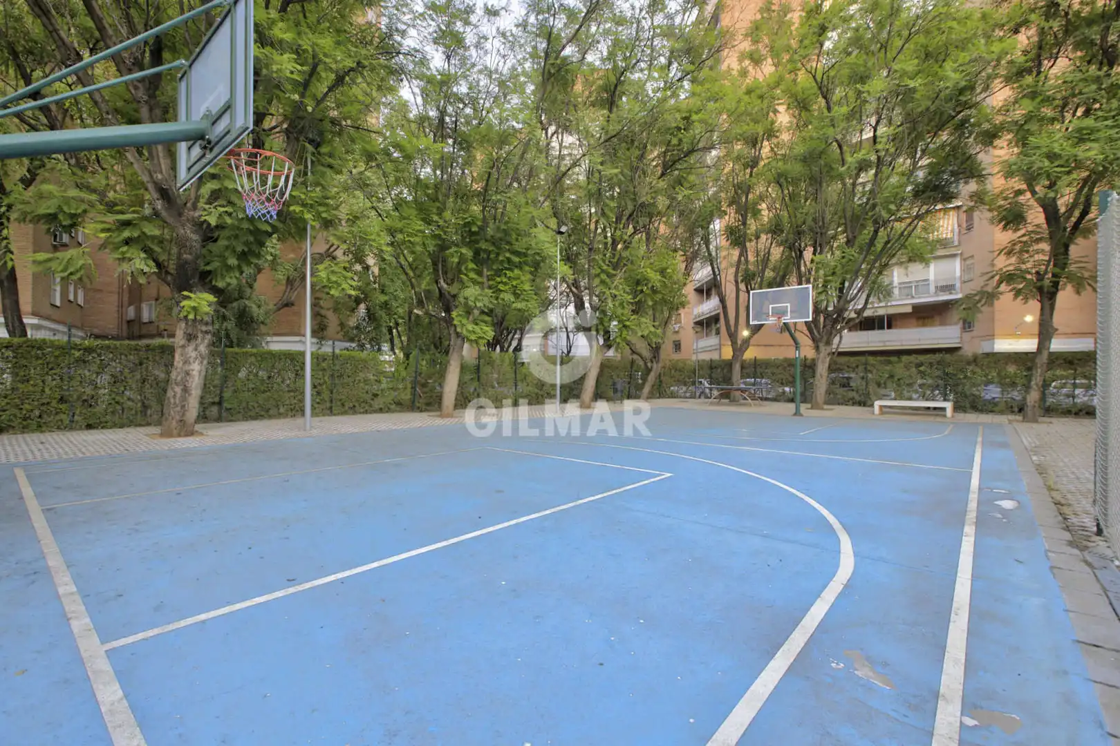 Parking de Piso en venta en Sevilla con Calefacción y Jardín privado