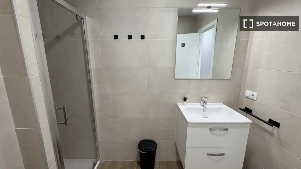 Baño de Piso de alquiler en Granada con Aire acondicionado, Calefacción y Amueblado
