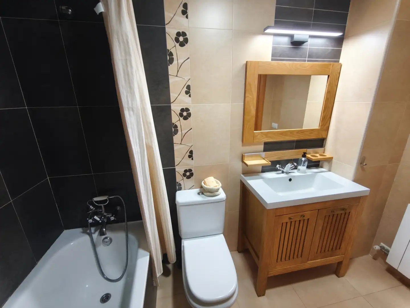 Baño de Casa adosada en venta en El Rourell con Aire acondicionado, Calefacción y Jardín privado