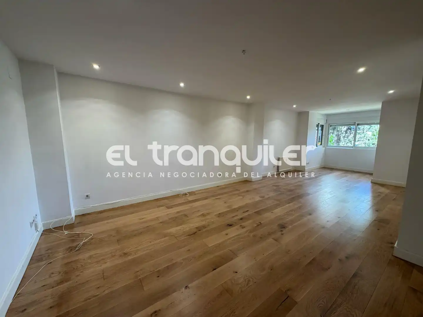 Wohnzimmer von Wohnung zur Miete in Las Rozas de Madrid mit Parkett, Abstellraum und Schwimmbad