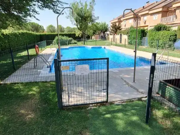 Piscina de Casa o xalet en venda en Villalbilla amb Aire condicionat, Piscina i Balcó