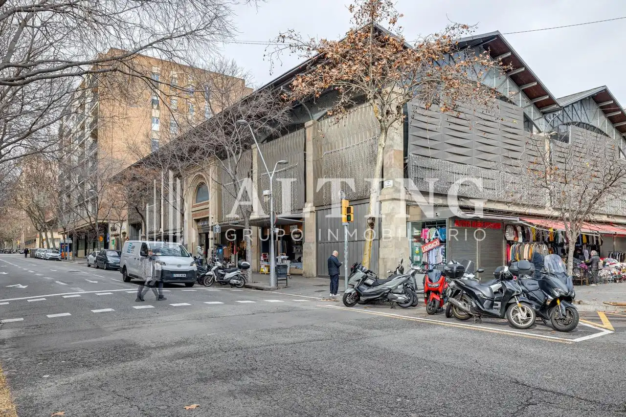 Vista exterior de Local en venda en Barcelona amb Aire condicionat
