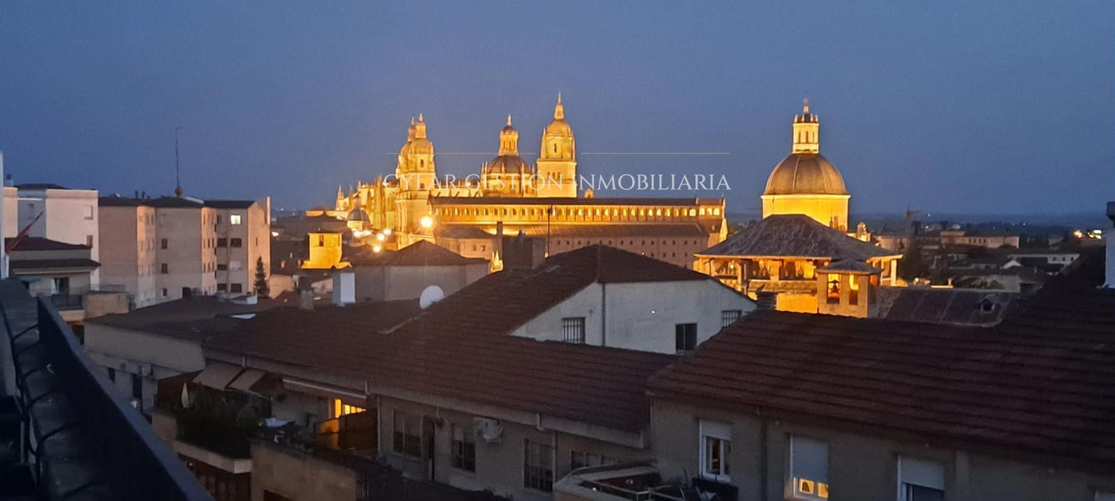 Vista exterior de Àtic de lloguer en Salamanca Capital amb Aire condicionat, Calefacció i Parquet