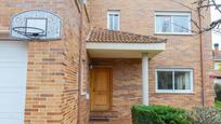 Exterior view of Single-family semi-detached for sale in Villanueva de la Cañada  with Air Conditioner, Heating and Private garden