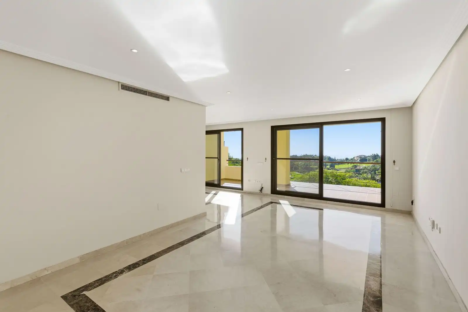 Dúplex en venda en Benahavís amb Aire condicionat, Terrassa i Piscina comunitària