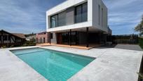 Piscina de Casa adosada en venda en Barrika amb Calefacció, Jardí privat i Terrassa
