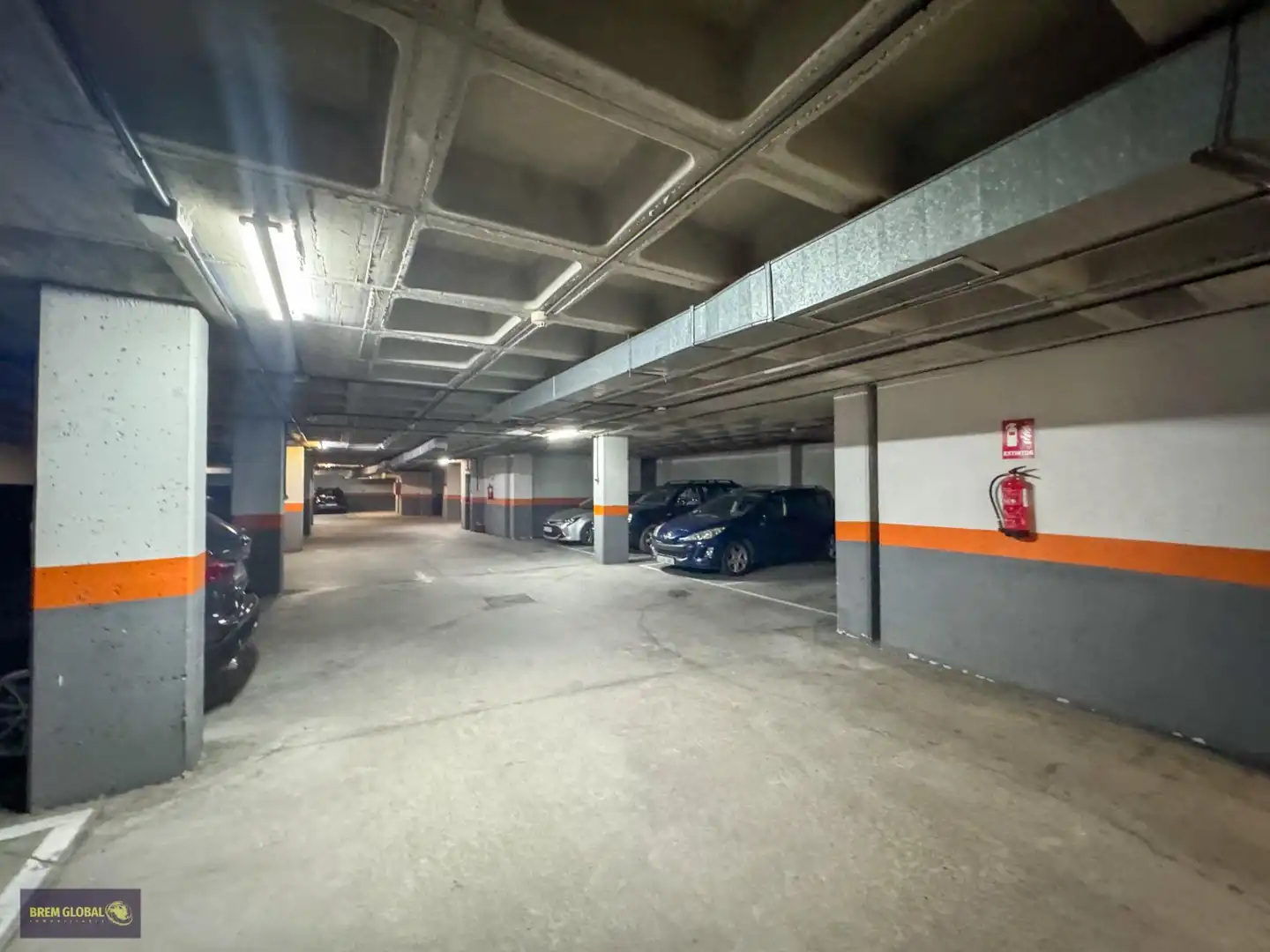 Parking de Piso en venta en Madrid con Aire acondicionado, Calefacción y Jardín privado