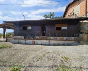 Vista exterior de Casa o xalet en venda en Sariego amb Calefacció, Jardí privat i Terrassa