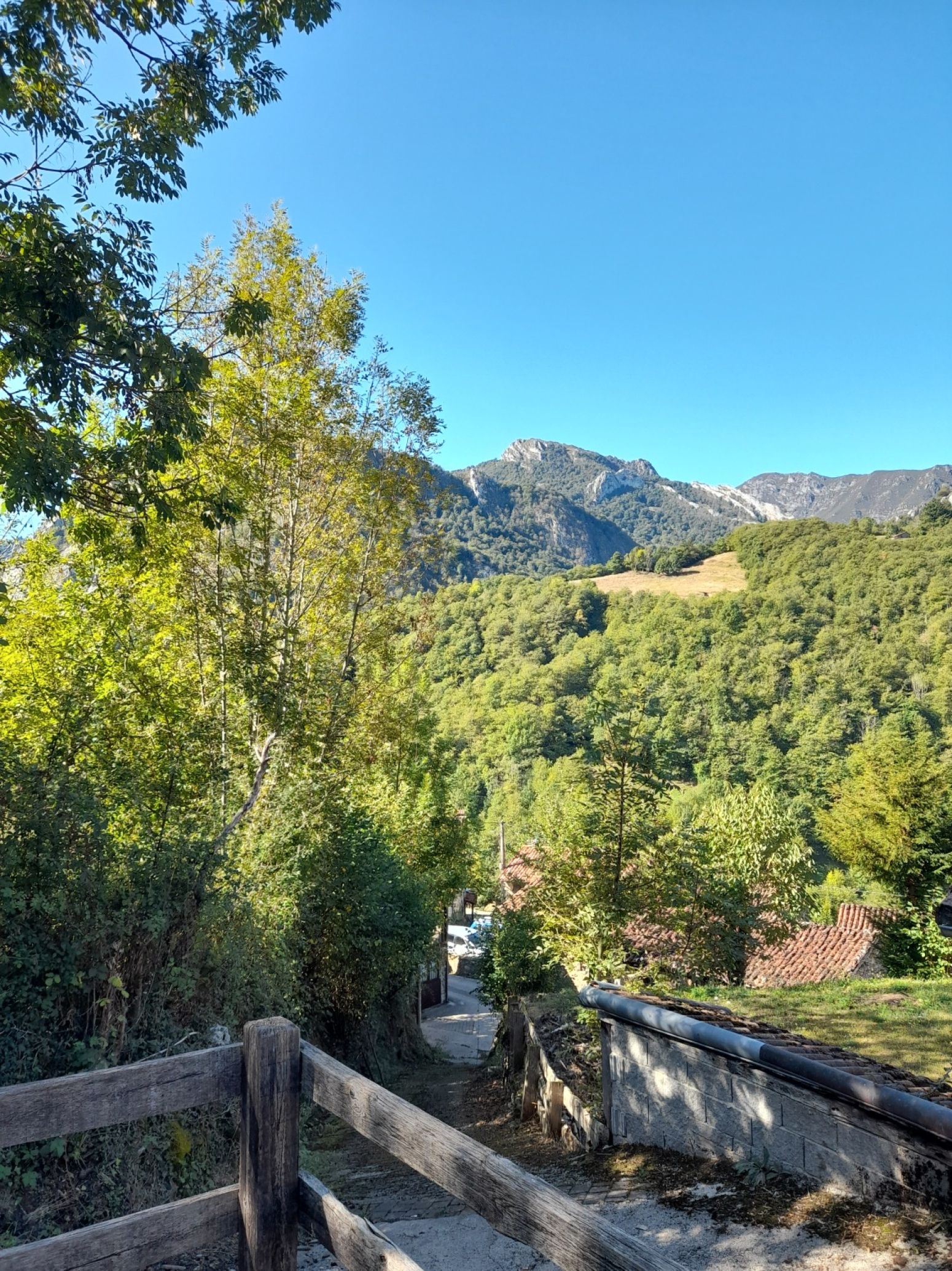Außenansicht von Einfamilien-Reihenhaus zum Verkauf in Caso mit Heizung, Terrasse und Abstellraum