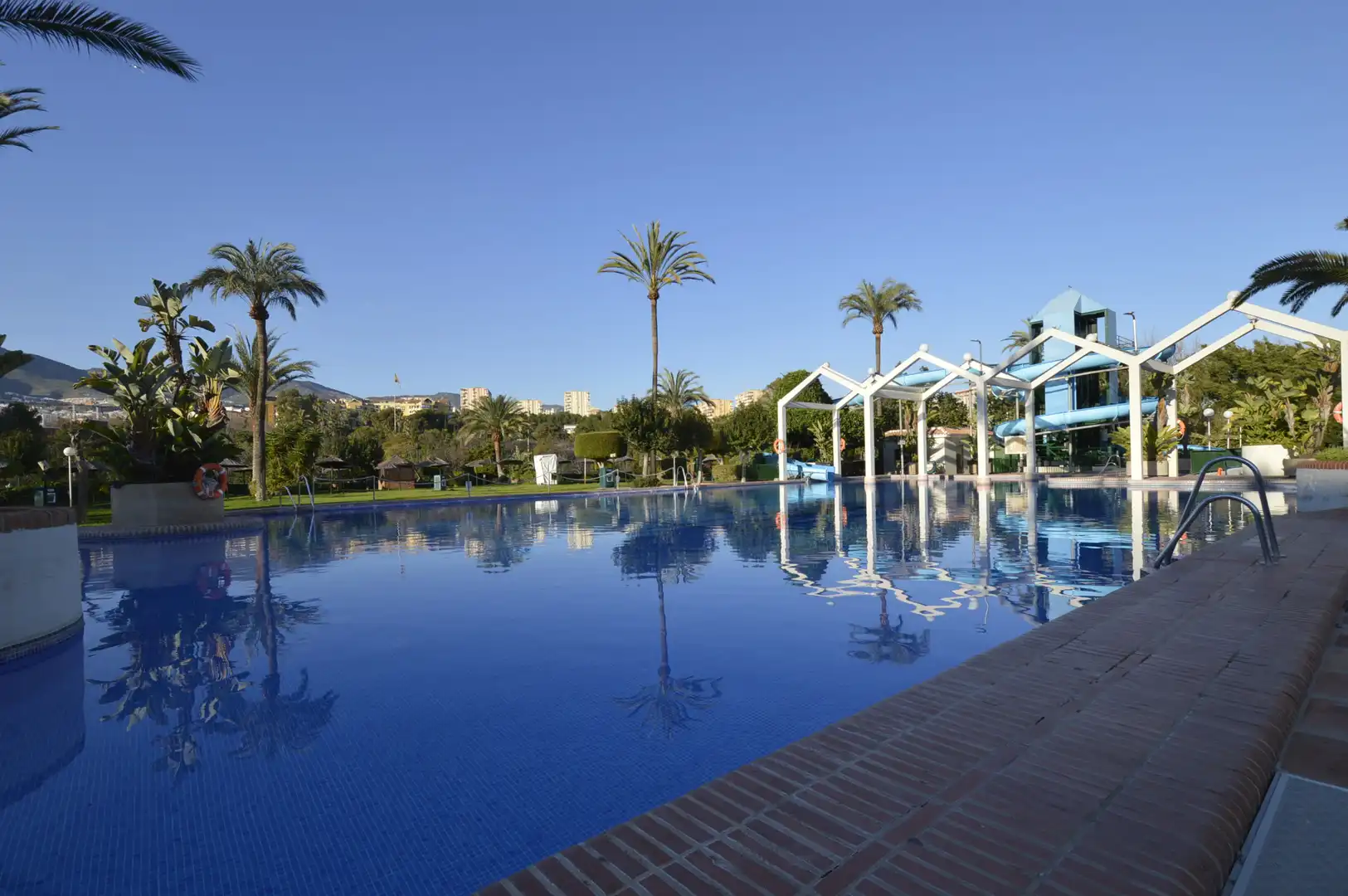 Piscina de Apartament en venda en Benalmádena amb Aire condicionat, Terrassa i Moblat