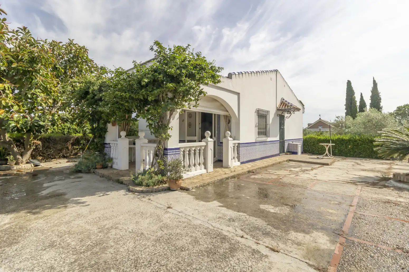 Vista exterior de Casa o chalet en venta en Carmona con Piscina
