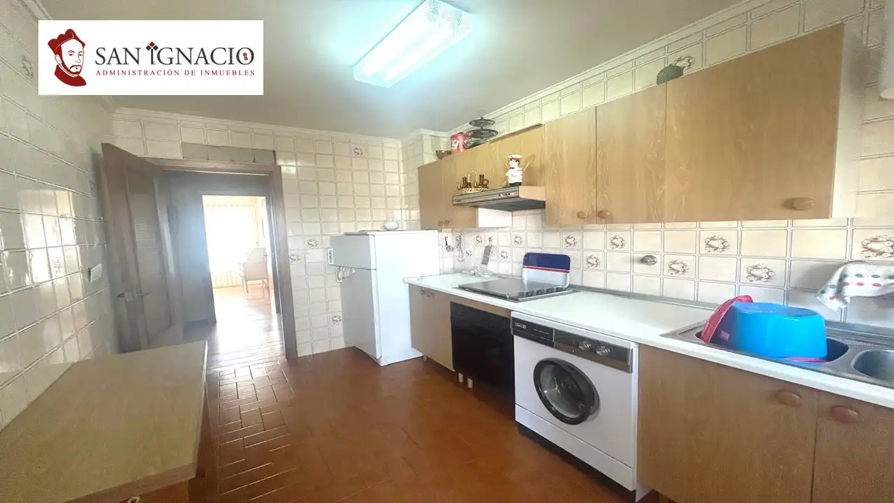 Cocina de Piso en venta en Villarcayo de Merindad de Castilla la Vieja con Amueblado y Balcón