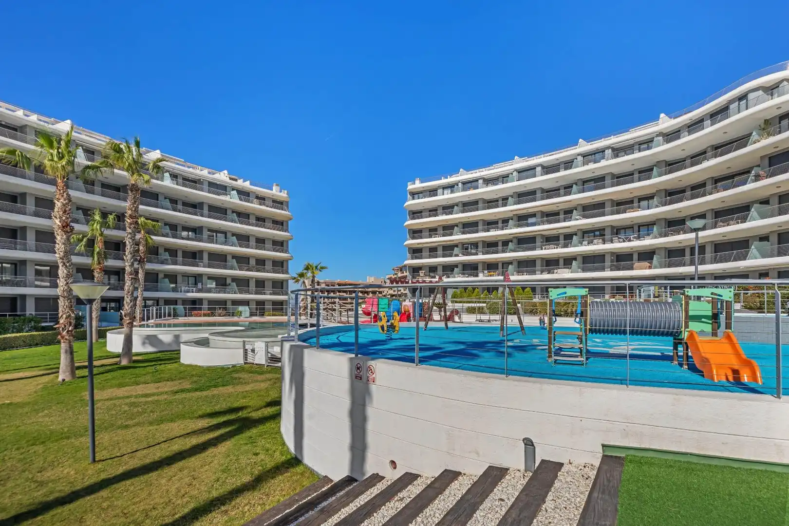 Piscina de Apartament en venda en Elche / Elx amb Aire condicionat, Calefacció i Jardí privat