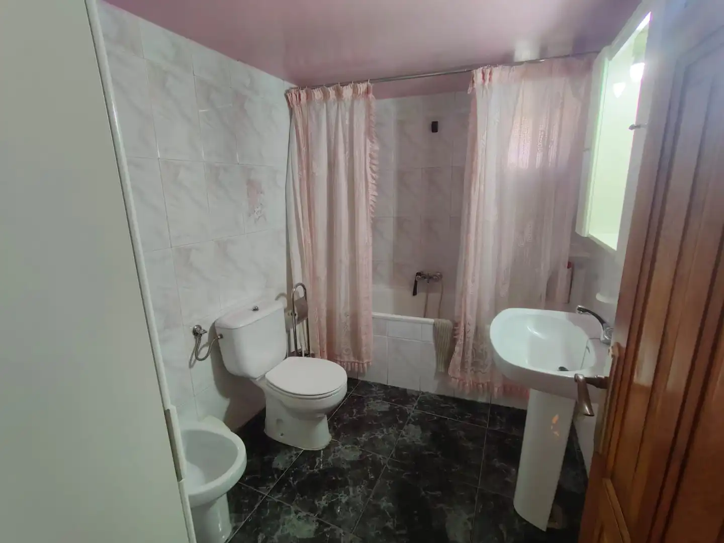 Bathroom of Houses for sale in La Calahorra  with Terrace, Storage room and Furnished