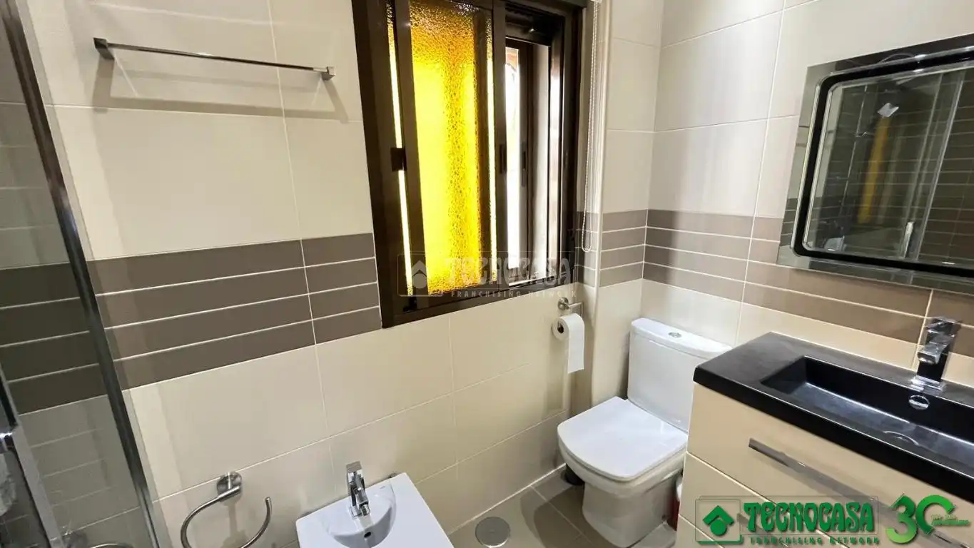 Badezimmer von Einfamilien-Reihenhaus zum Verkauf in San Esteban del Valle mit Klimaanlage und Heizung