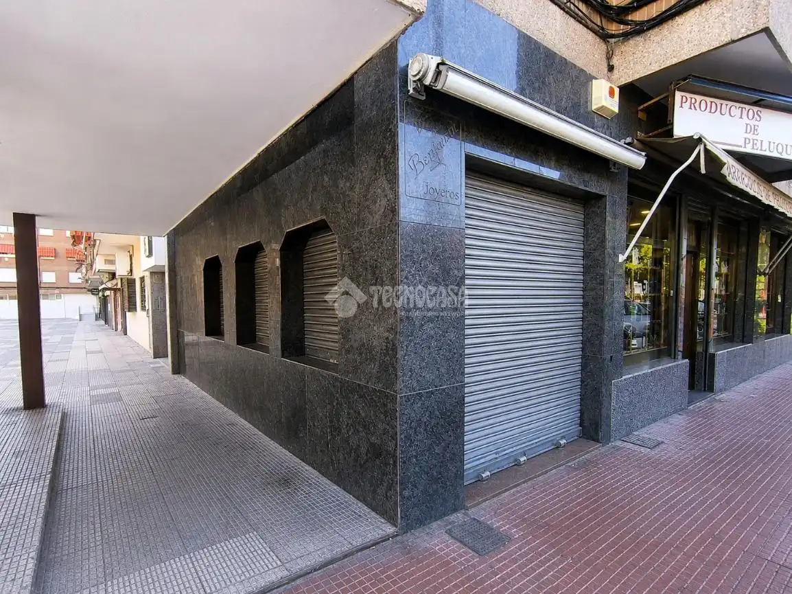 Vista exterior de Local en venda en Alcalá de Henares amb Aire condicionat