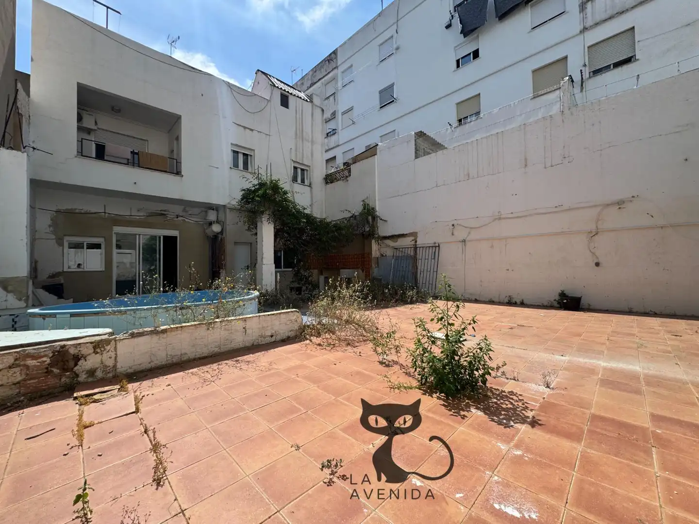 Vista exterior de Casa o xalet en venda en Benetússer amb Jardí privat, Terrassa i Piscina