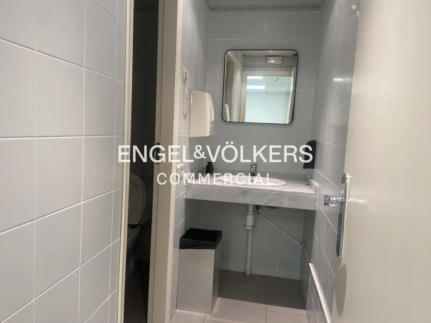 Badezimmer von Fabrikhallen zur Miete in Barcelona