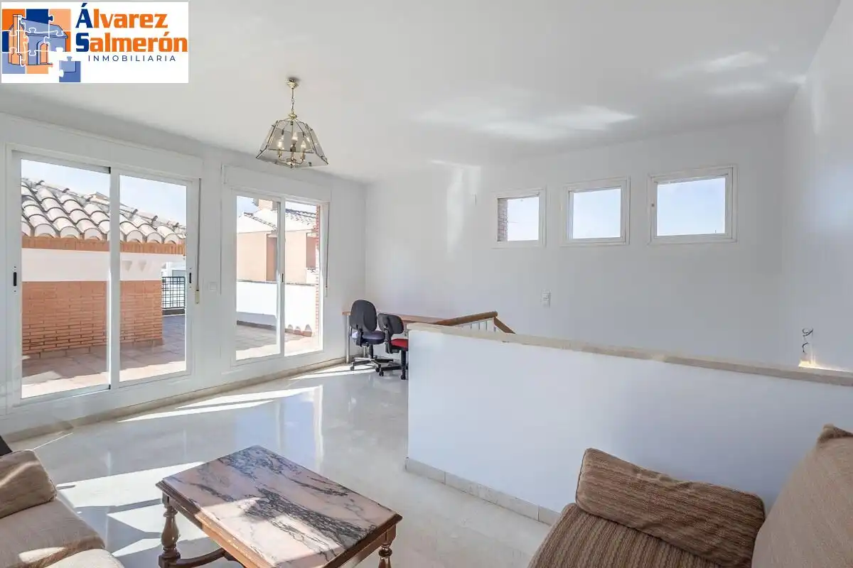 Sala de estar de Casa o chalet en venta en Huétor Vega con Terraza, Piscina y Balcón