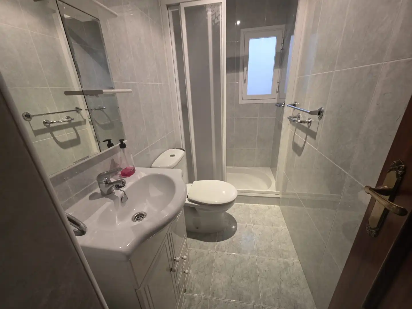 Baño de Piso en venta en Madrid con Calefacción, Trastero y Amueblado