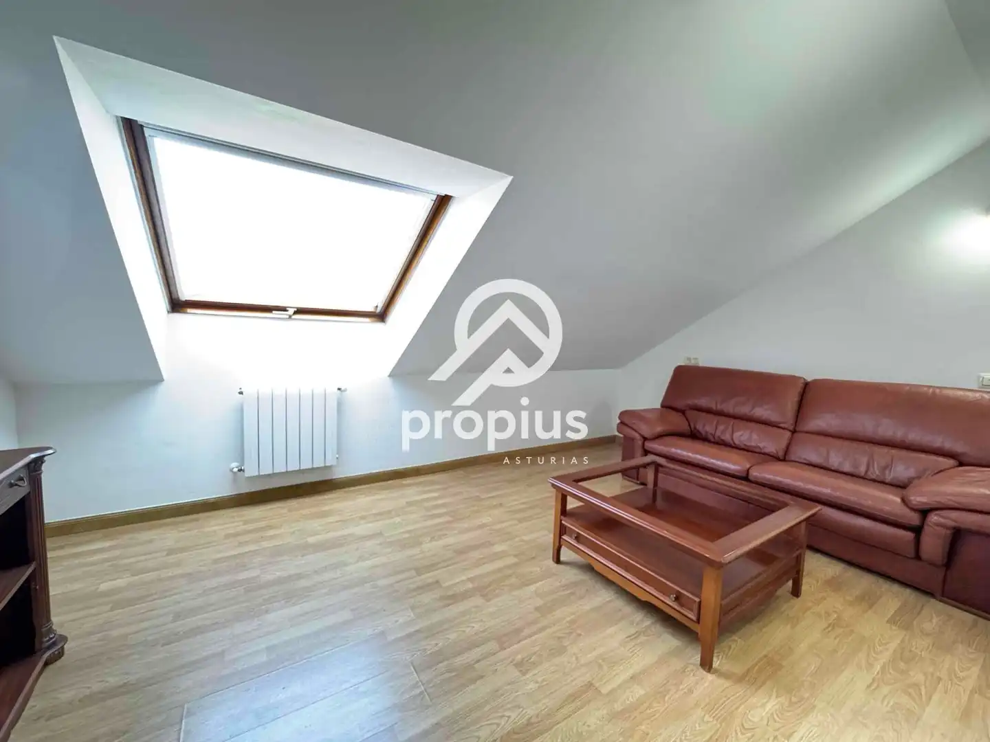Sala de estar de Casa adosada en venta en Piloña con Calefacción, Jardín privado y Parquet