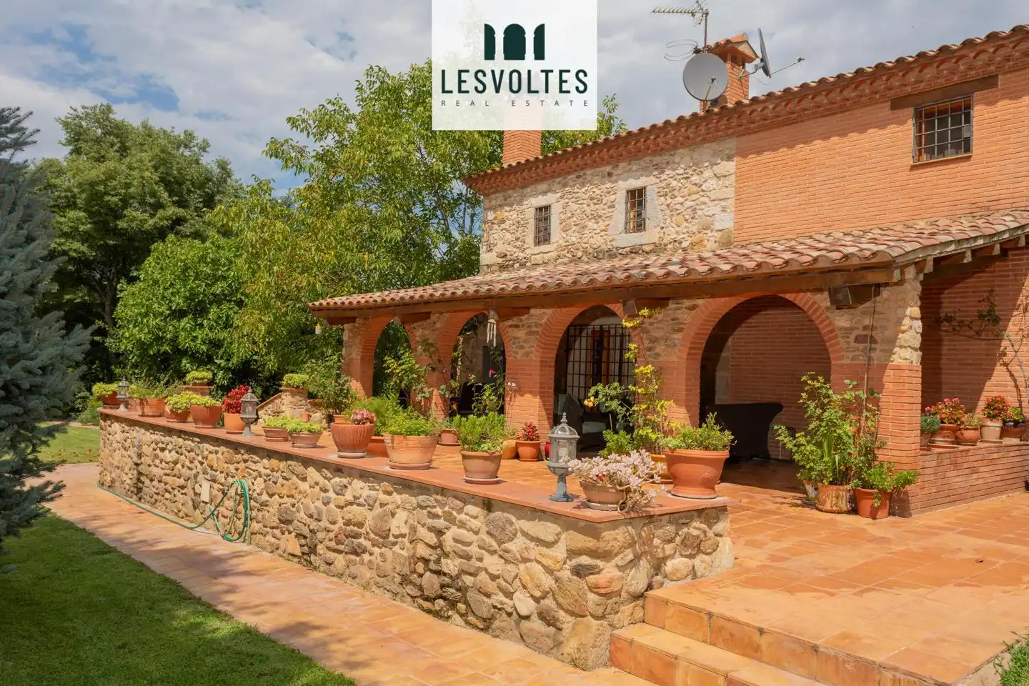 Vista exterior de Casa o xalet en venda en Juià amb Aire condicionat, Calefacció i Jardí privat