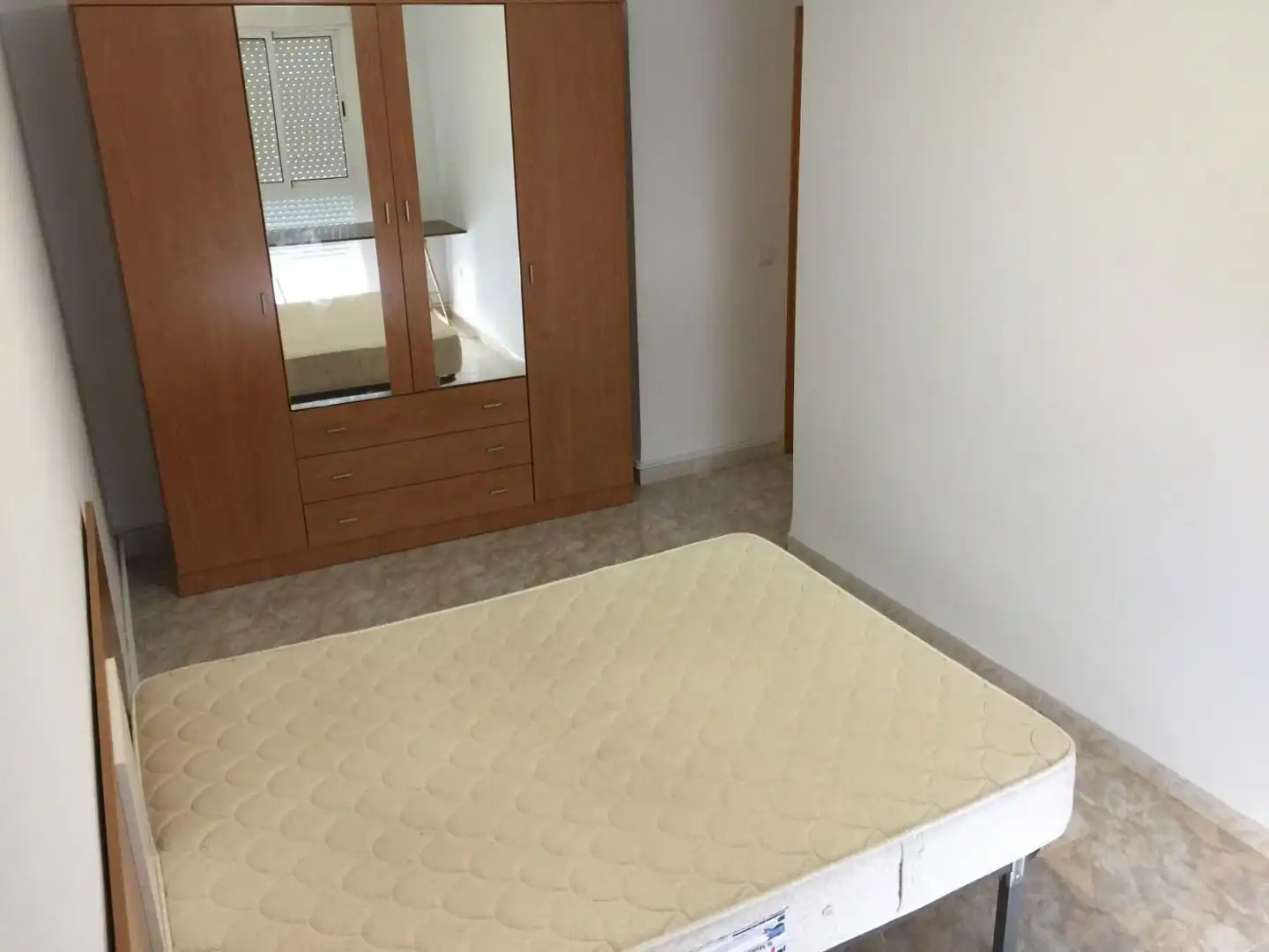Dormitori de Pis de lloguer en Plasencia amb Calefacció, Moblat i Forn