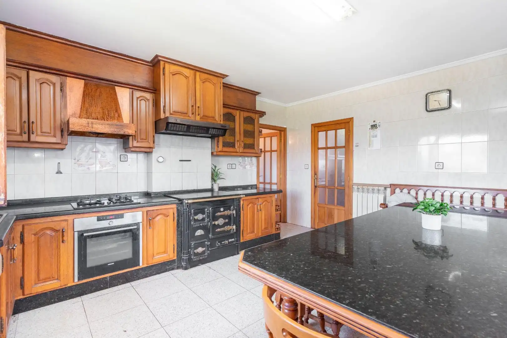 Cuina de Casa o xalet en venda en Cangas del Narcea amb Calefacció, Terrassa i Moblat