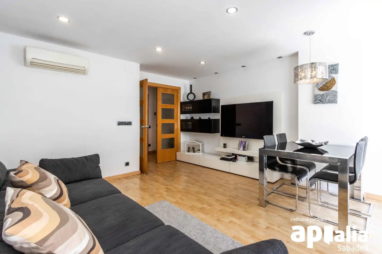 Sala de estar de Piso en venta en Sabadell con Aire acondicionado, Calefacción y Piscina comunitaria