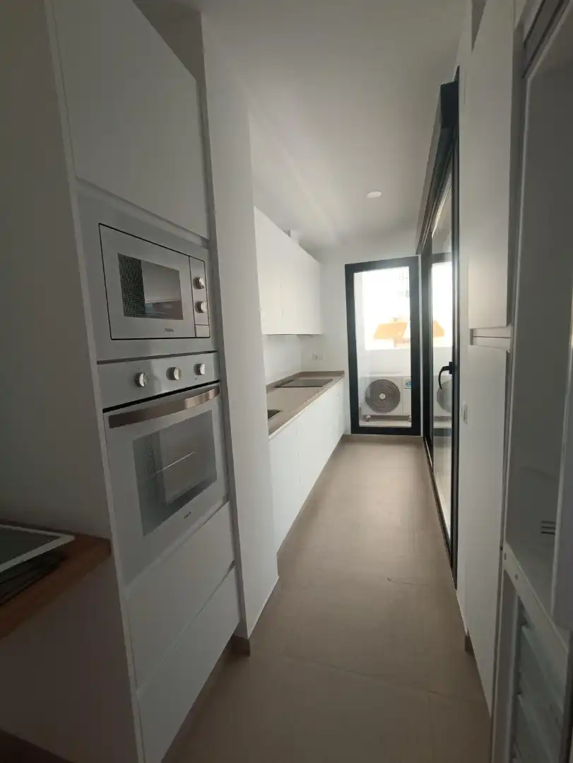 Küche von Wohnung zur Miete in Sevilla mit Klimaanlage, Terrasse und Abstellraum