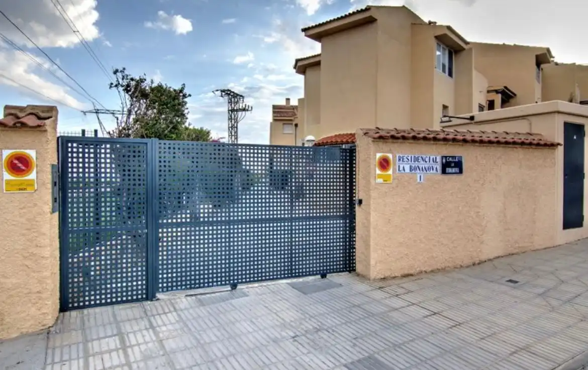 Vista exterior de Casa adosada en venda en San Vicente del Raspeig / Sant Vicent del Raspeig amb Aire condicionat, Jardí privat i Terrassa