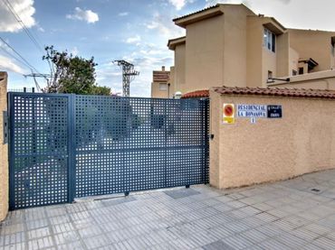 Adosado con balcón en venta en Calle la Bonanova